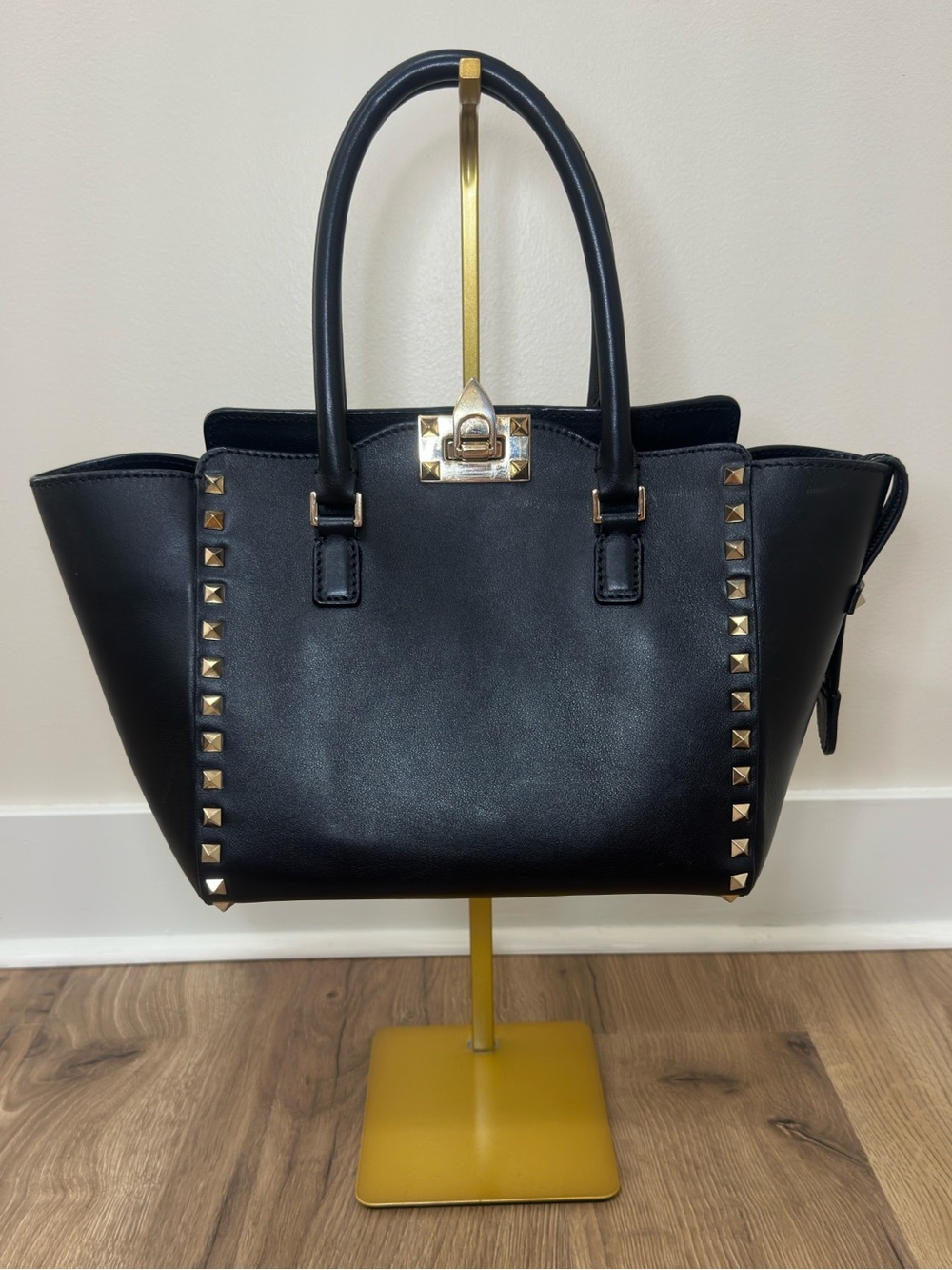 Valentino Garavani Black Leather Satchel with Gold Rockstuds - Picture 3 of 12